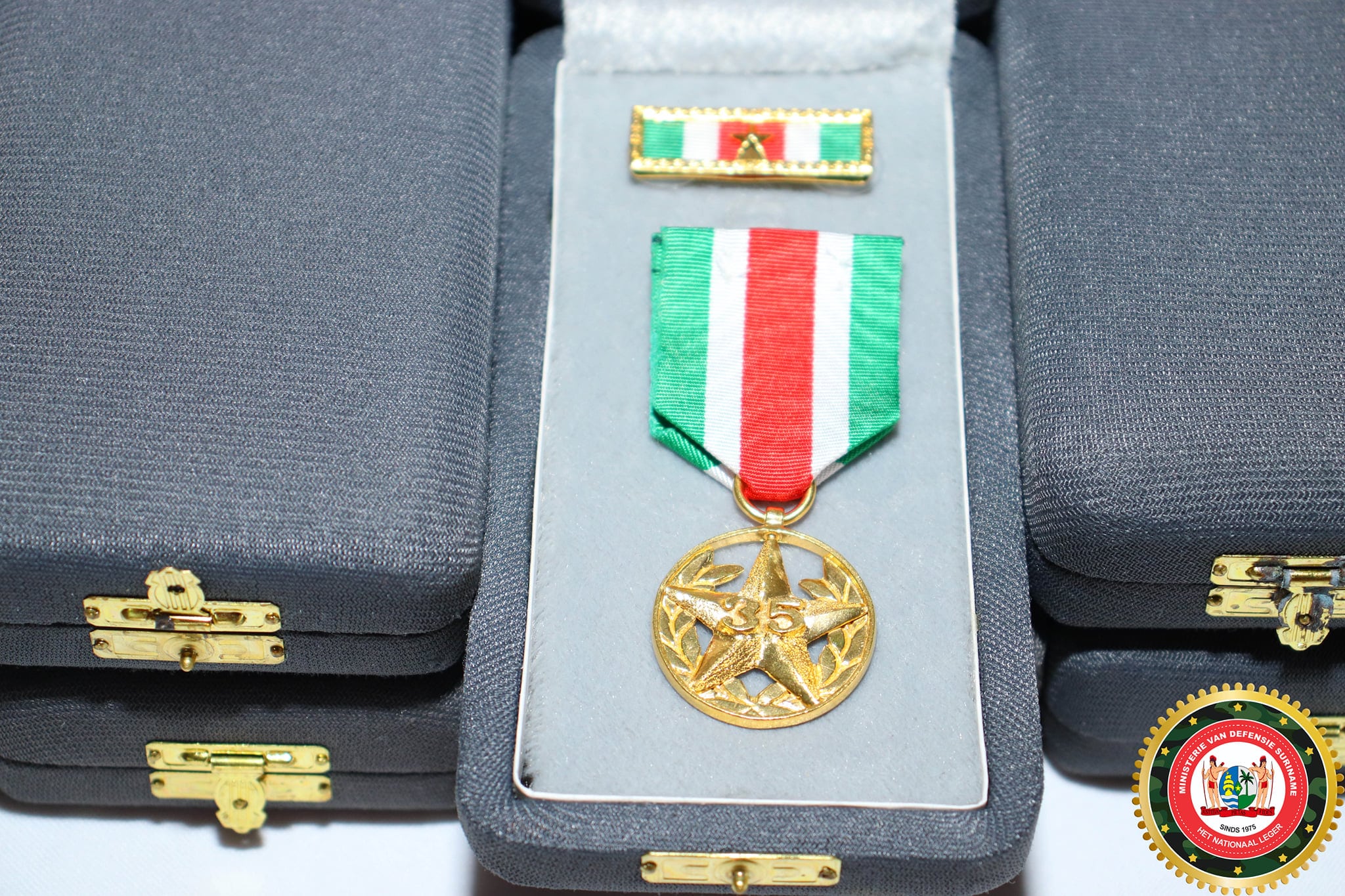 Militairen ontvangen gouden medaille voor trouwe dienst