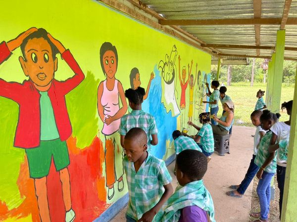 Muurschilderingen over bescherming kinderrechten op scholen