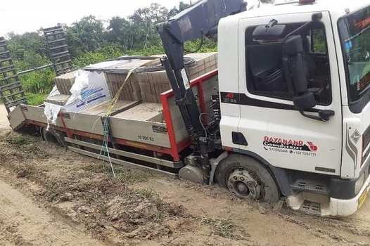 truck vrachtwagen gangaram pandayweg slecht wegdek