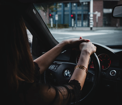 vrouw auto bmw