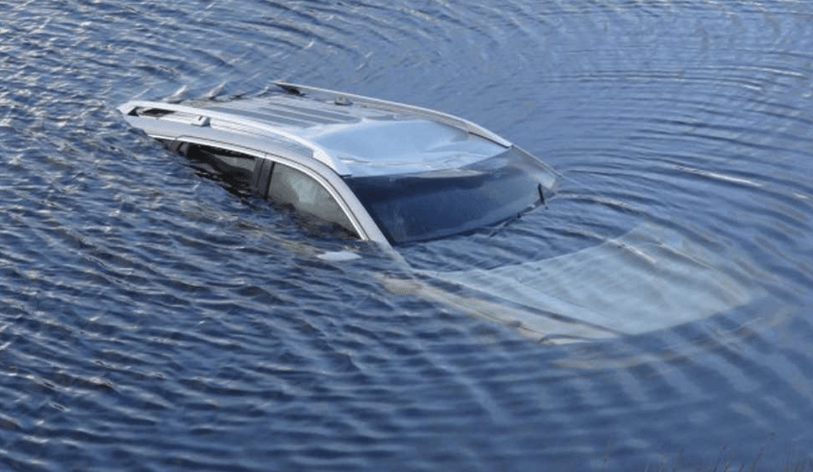 Heel gezin inclusief jonge kinderen overlijdt nadat auto in rivier terechtkomt: hoe ontsnap je uit een te water geraakte auto?