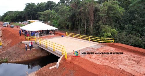 Brug Langa Tabikiweg in Marowijne officieel in gebruik genomen