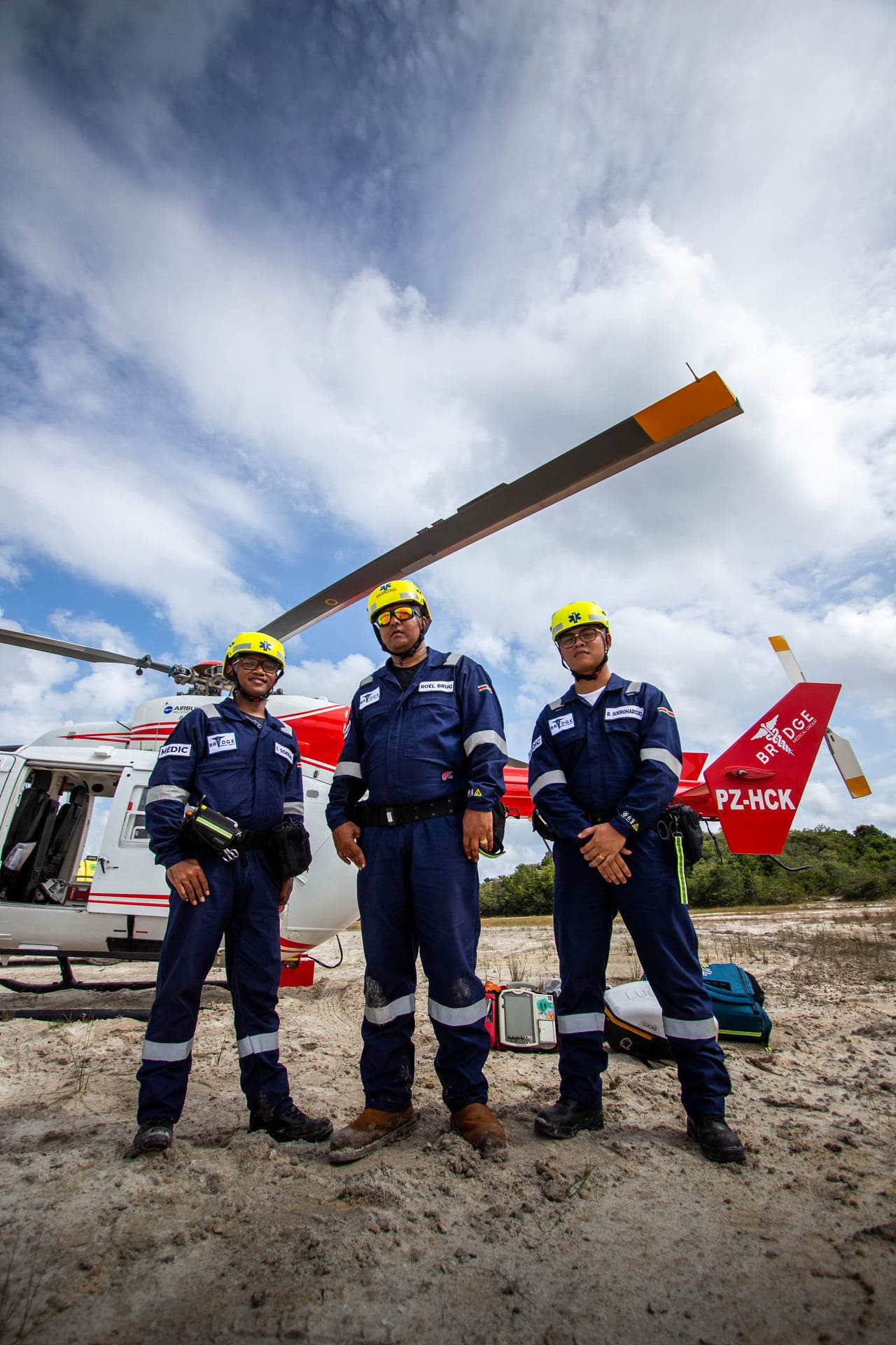 Bridge Medical Group rukt uit met helikopter voor verkeersincident te Atjoni