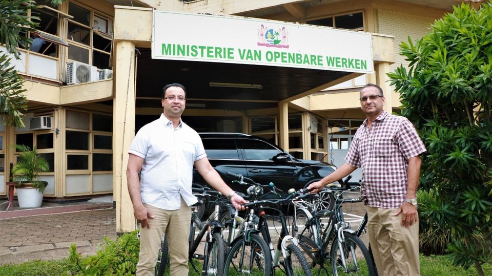 Openbare Werken krijgt fietsen gedoneerd uit Nederland