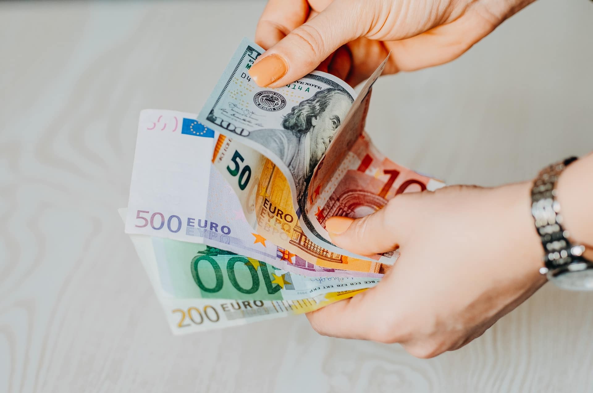 geld euro dollar handen vrouw