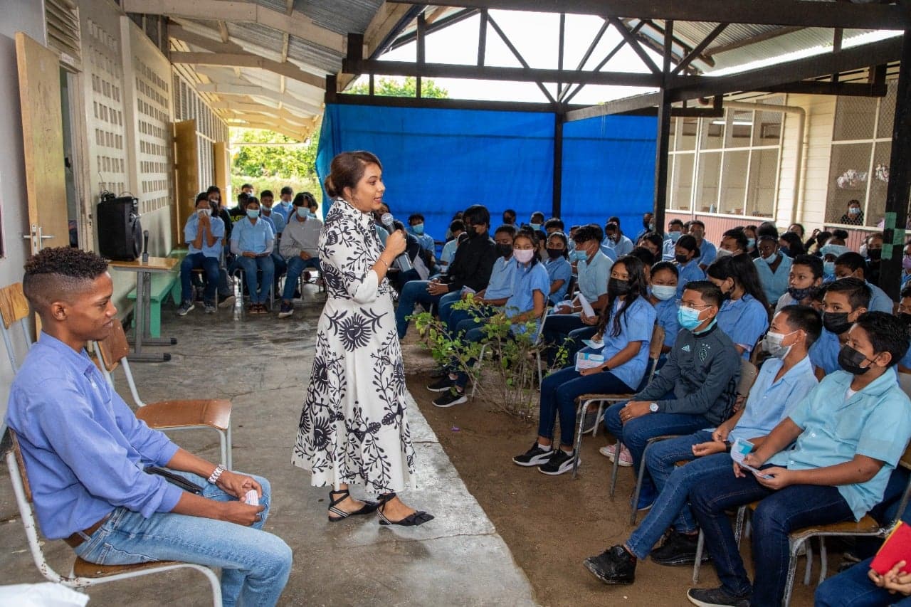 First Lady Santokhi doet beroep op een ieder te stoppen met pesten