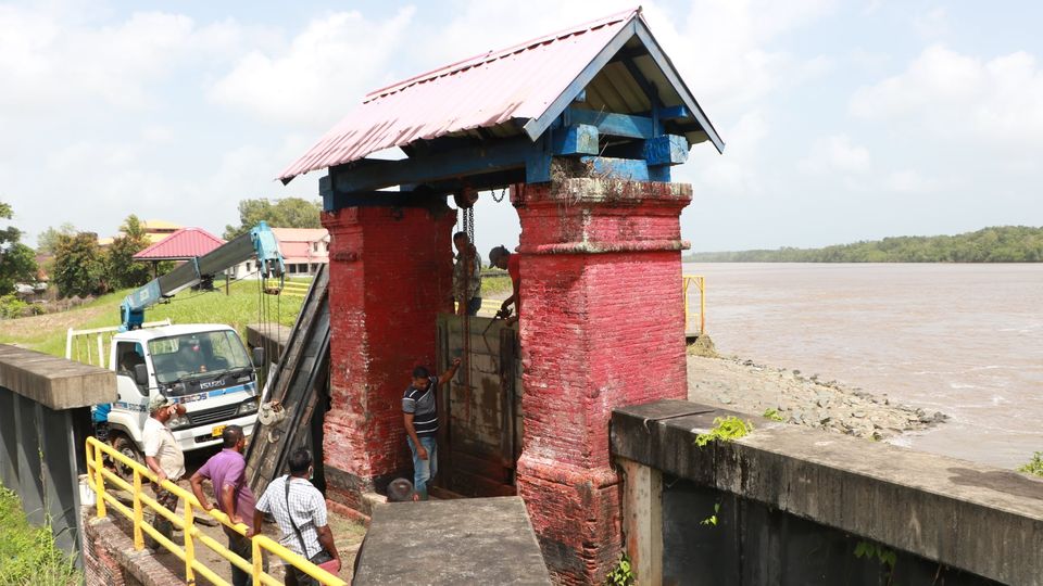 OW vervangt sluisdeur Commewijne