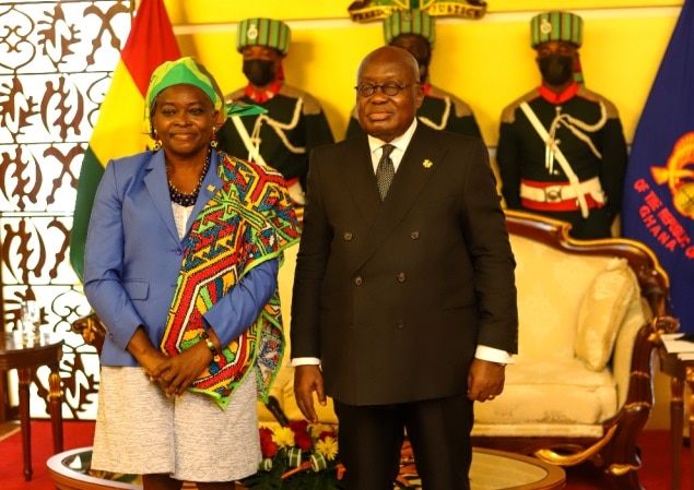 Surinaamse ambassadeur Graand-Galon overhandigt geloofsbrieven aan president Ghana