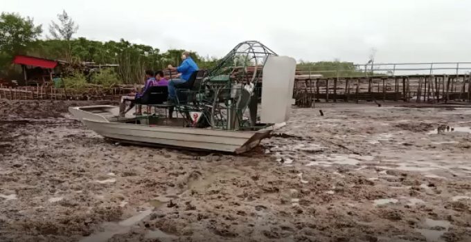 AdeKUS is een airboat rijker