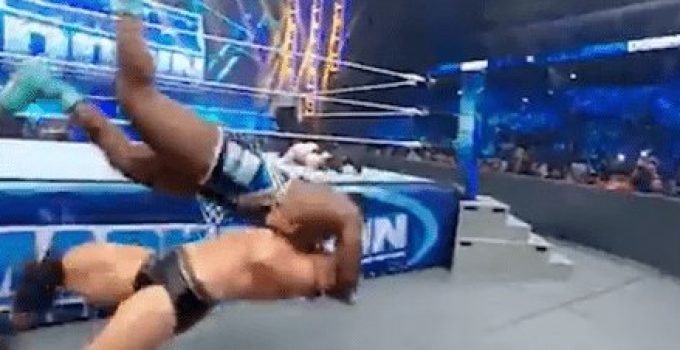 WWE worstelaar die zijn nek breekt tijdens show zegt dat het goed met hem gaat (VIDEO)