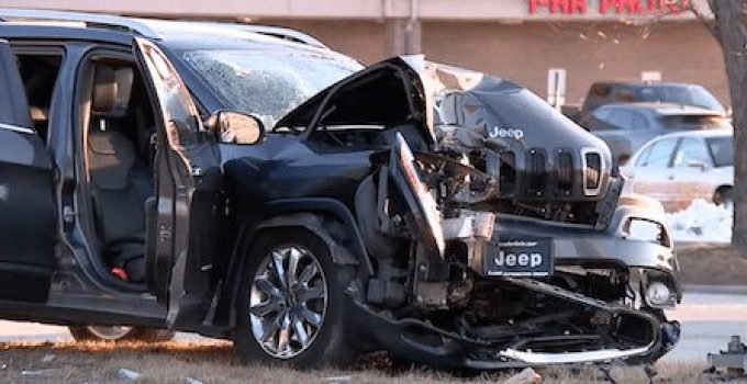 Nietsvermoedende man tijdens rijden van zijn Jeep neergeschoten en sterft na botsing tegen lantaarnpaal