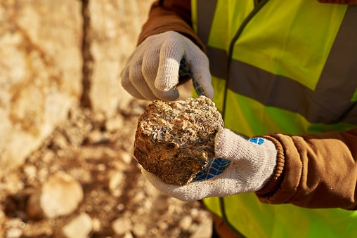 Newmont Suriname en NOB ondertekenen overeenkomst voor toegang bijzondere kredietfaciliteit mijnbouwers Pamaka