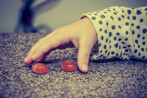 Man biedt snoep aan 3-jarige kleindochter van zijn vrouw en misbruikt haar