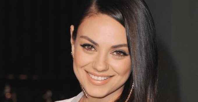 Oekraïens-Amerikaanse actrice Mila Kunis zegt dat Russen niet de vijand zijn