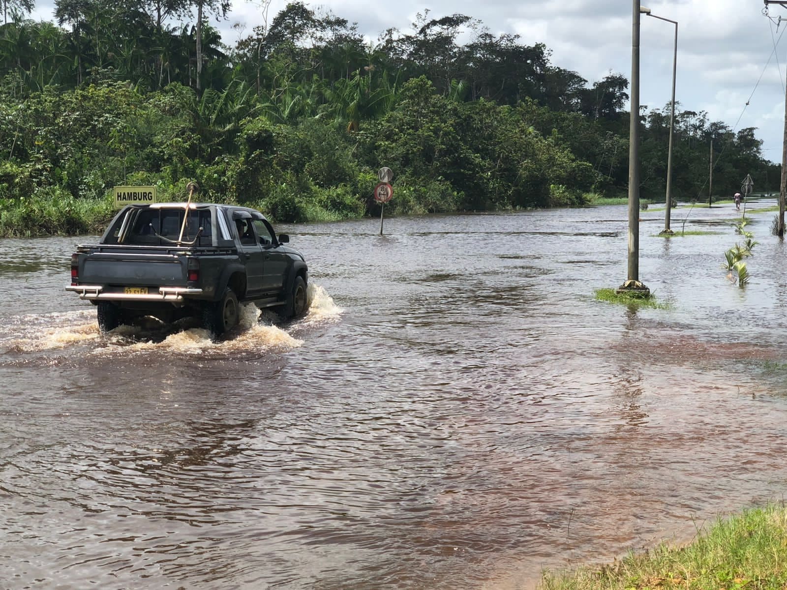 In Suriname moeten wij niet zo snel in paniek raken bij wateroverlast, auto’s niet van papier