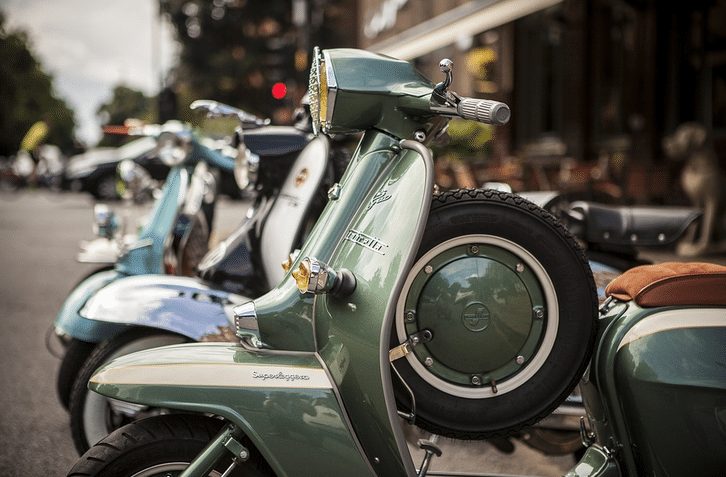 Politie neemt bromfietsen in beslag tijdens illegale bromfietsrace Ringweg