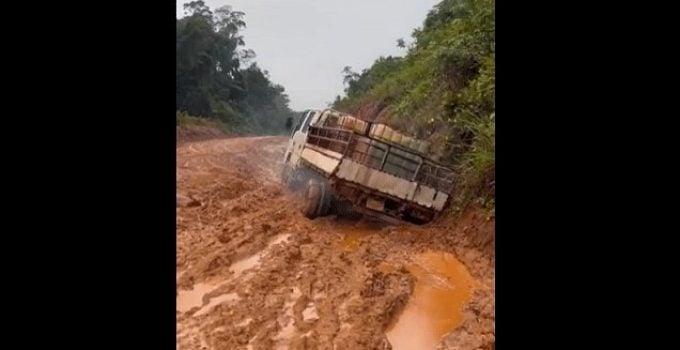 In zeer slechte staat verkerende rijweg naar West Suriname afgesloten door dc