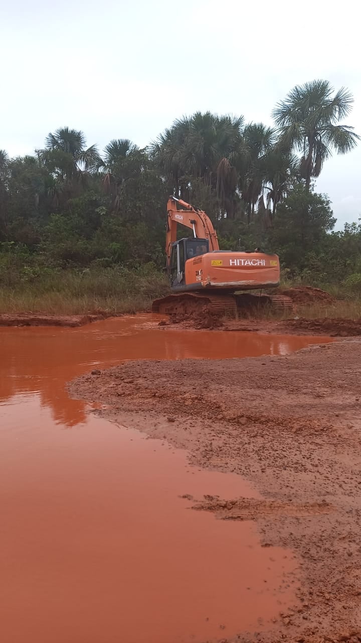 Houtondernemers herstellen slechte weg naar West-Suriname