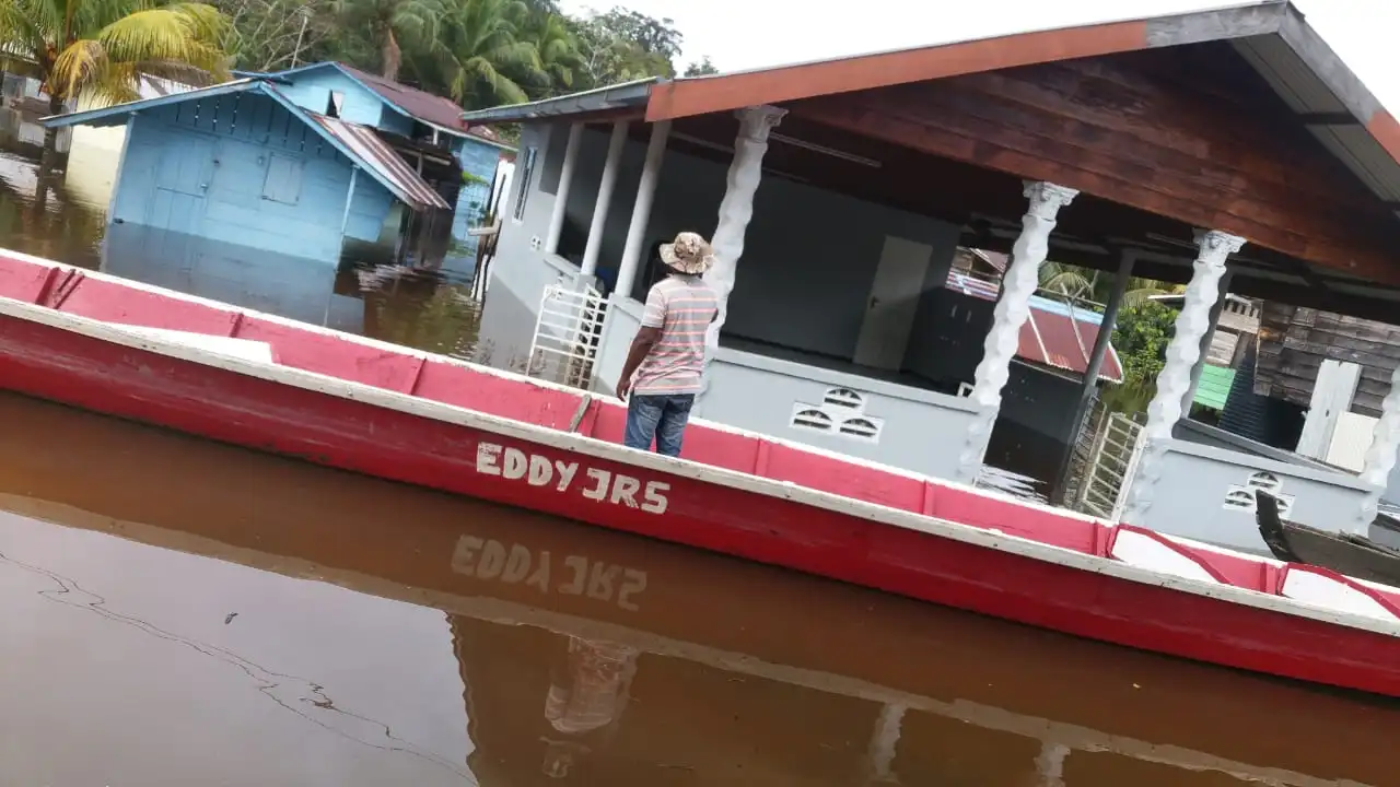 Bewoners binnenland Suriname geëvacueerd vanwege wateroverlast