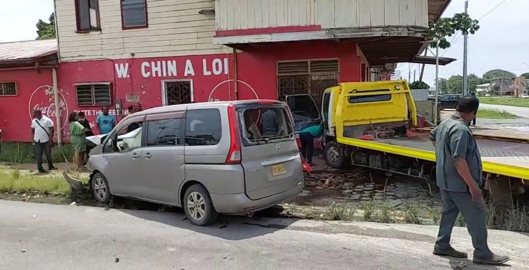 Man beknelt in sleepwagen na botsing met busje