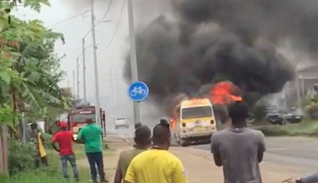 Rijdende bus vliegt in brand