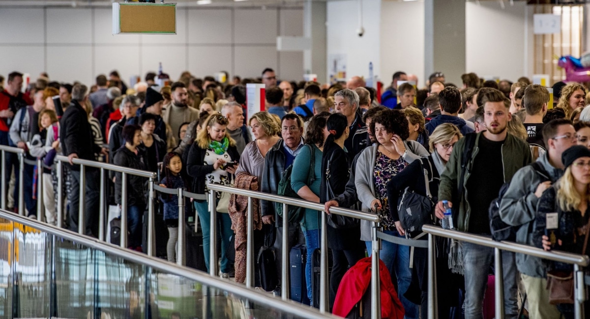 Drukte op Schiphol: lange rijen, langere wachttijden en vermoeide reizigers