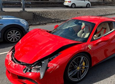 Man koopt splinternieuwe Ferrari en crasht na enkele kilometers rijden