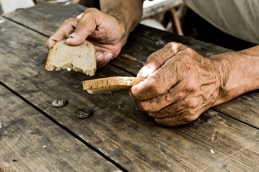 Bouterse ernstig bezorgd: mensen kunnen zelf geen brood kopen