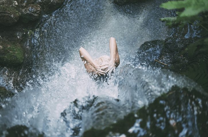 Surinamers die met kleren aan in het zwembad of de kreek zwemmen worden uitgelachen door toeristen