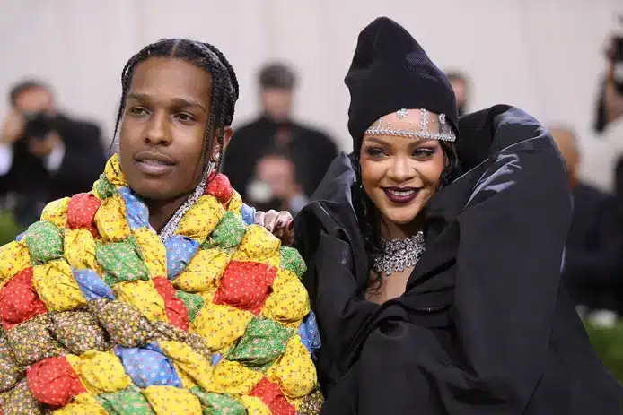 Rapper A$ap Rocky gearresteerd op vliegveld na vakantie met Rihanna voor betrokkenheid bij schietpartij