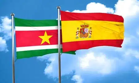 Ambassadeur Spanje biedt geloofsbrieven aan president Santokhi