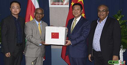 China schenkt landbouw equipment aan Suriname