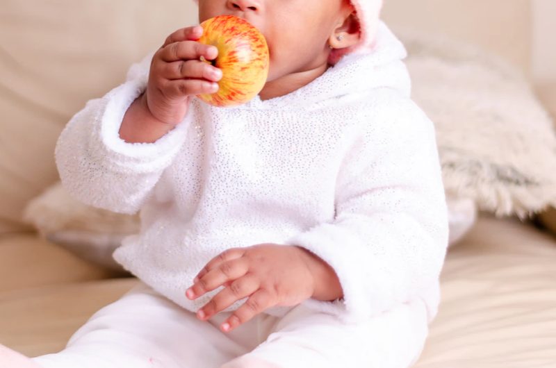 Maria (1) verslikt zich in crèche tijdens eten appel en sterft, nabestaanden troosteloos