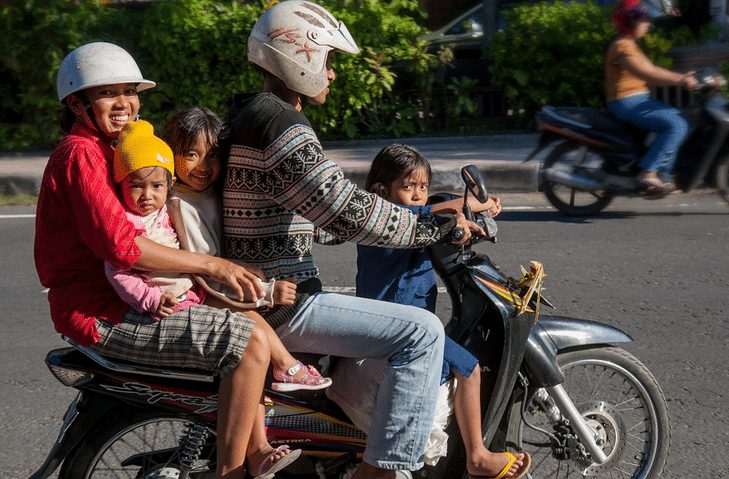 Frustratie bij Surinaamse vrouw door onbetaalbare autoprijzen, op de fiets of bromfiets te gevaarlijk