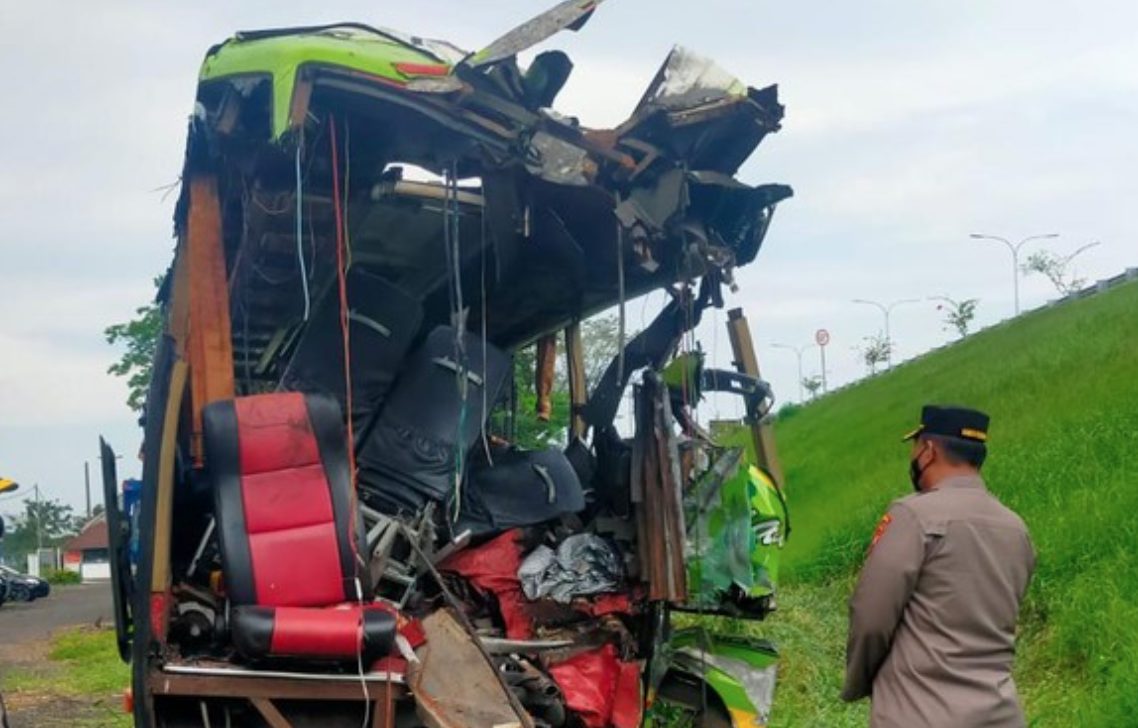 Javaanse busschaffeur van crash waarbij 14 mensen stierven zat zwaar aan de drugs en had geen rijbewijs