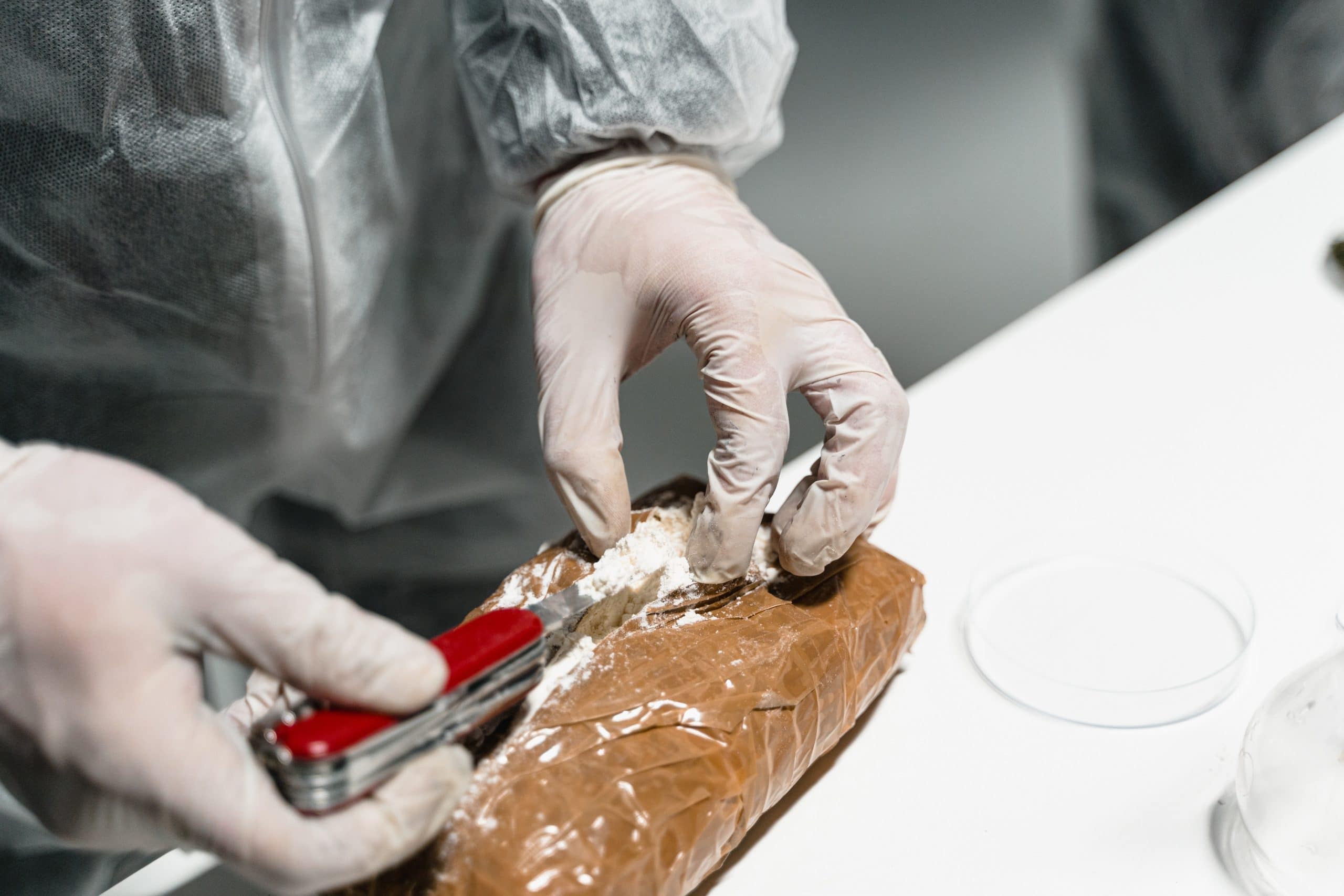 Tweetal op Luchthaven Zanderij aangehouden met 15 kg cocaïne