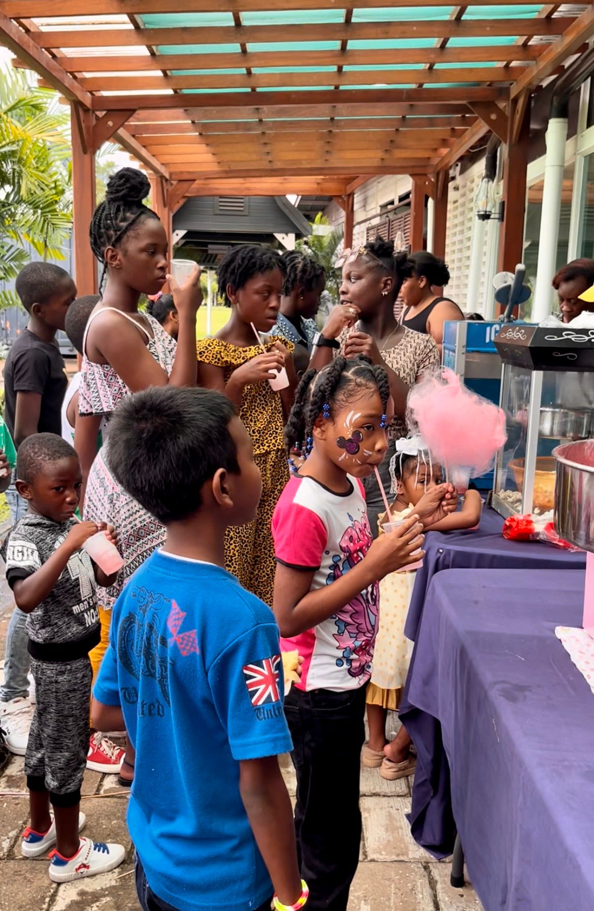 Familie uit Den Haag trakteert kinder- en bejaardentehuizen in Suriname