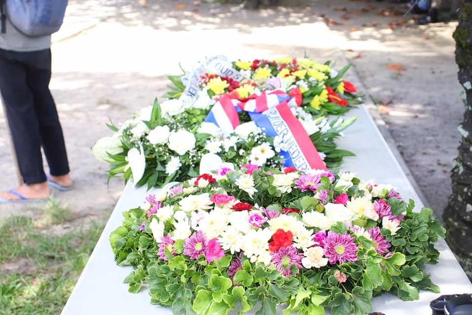 Kranslegging bij monument gesneuvelde militairen Koreaanse Oorlog