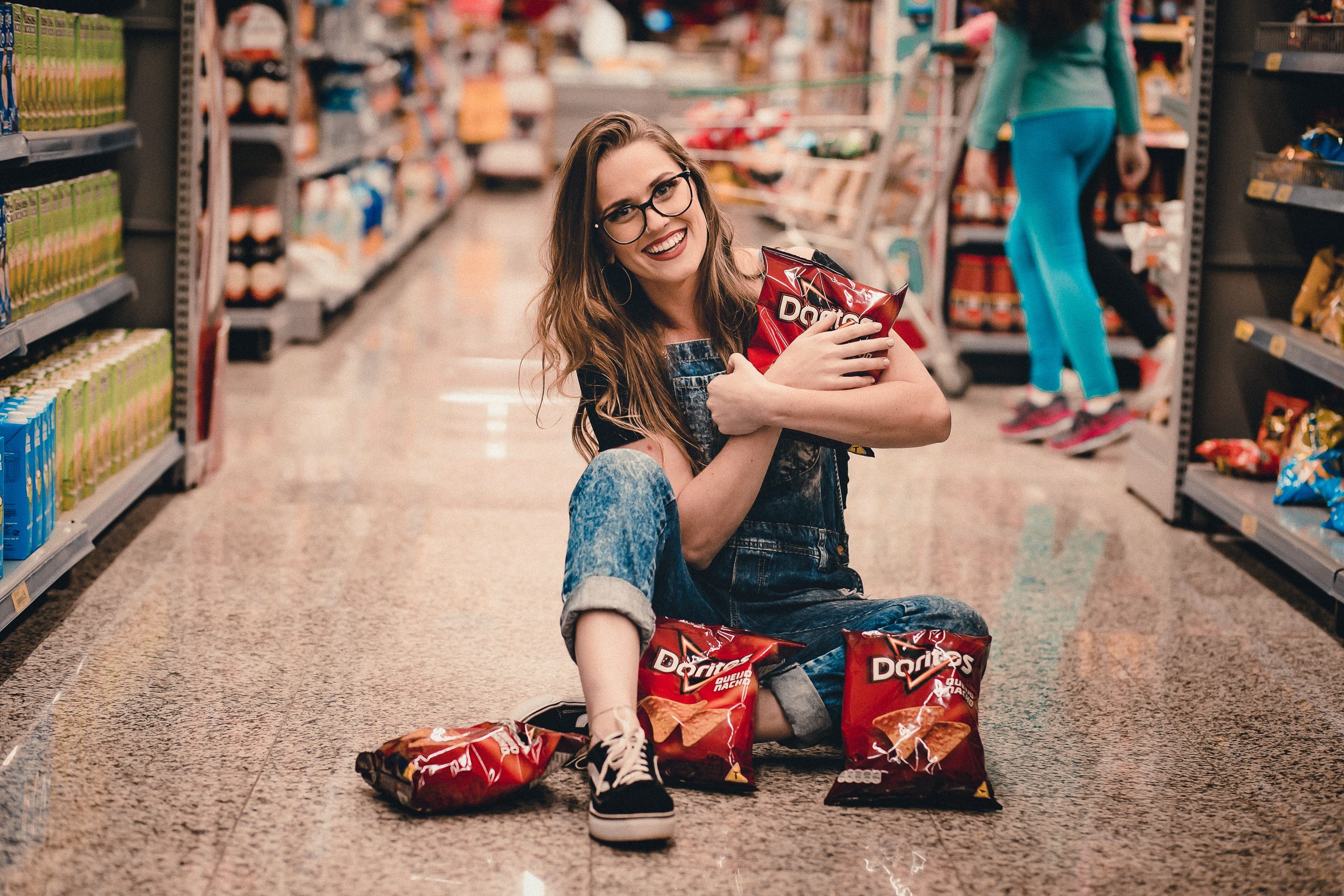 Vrouw creëert chaos in supermarkt op gemotoriseerde scooter