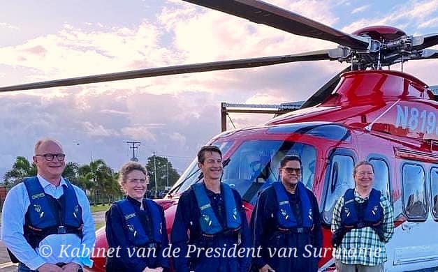 President Santokhi complimenteert Apache tijdens bezoek aan boorschip