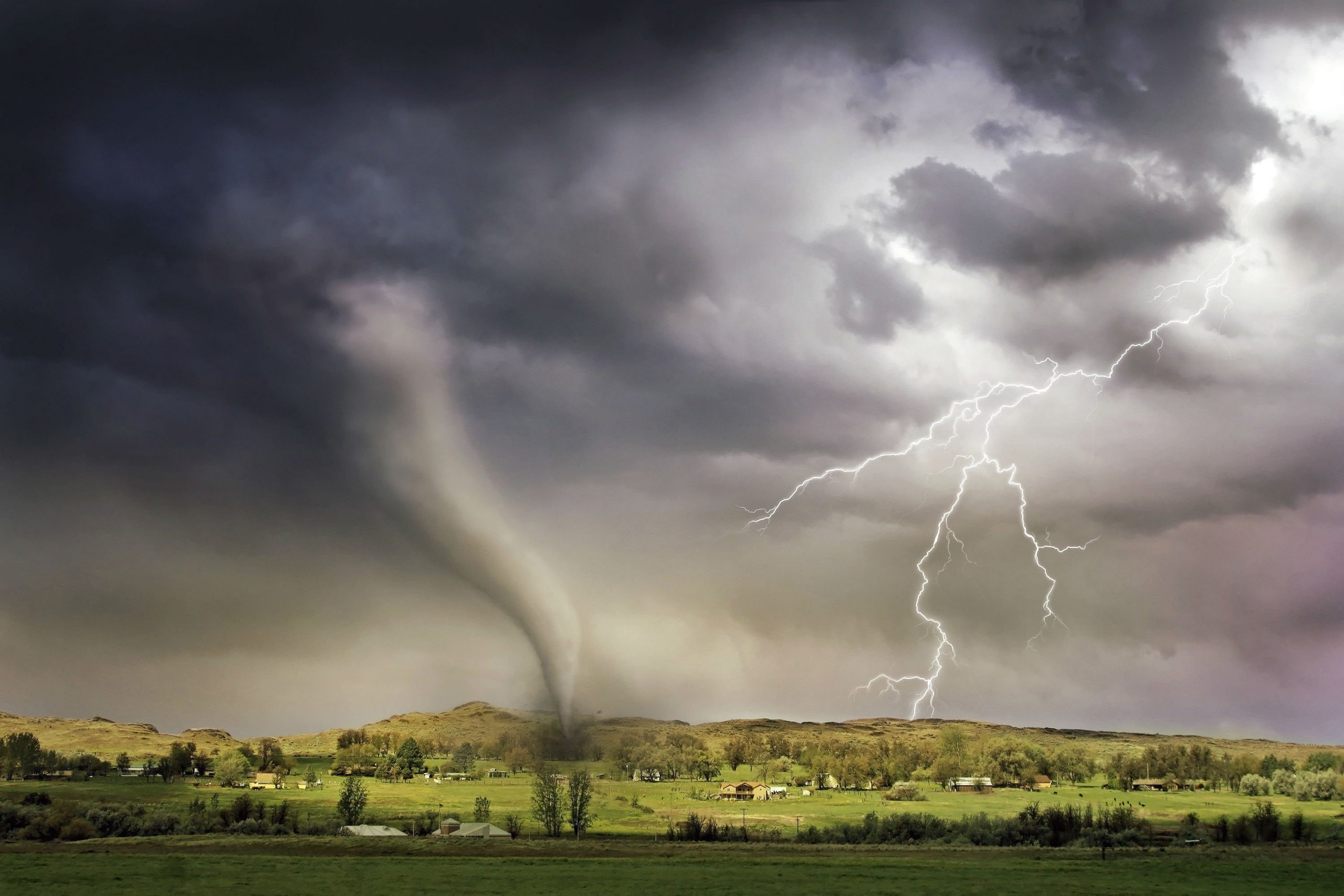 Tenminste 2 dood en 44 gewond nadat tornado onder andere mobiele woningen treft