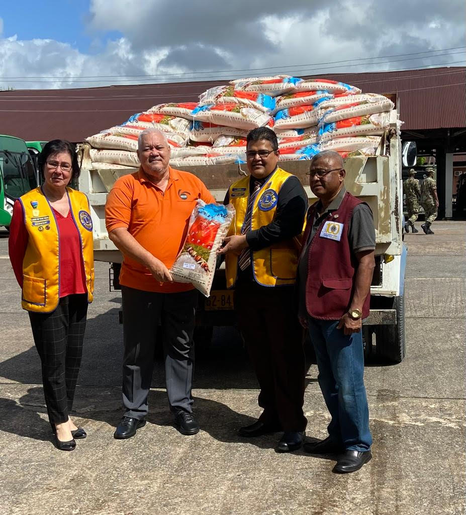 Lions Club Paramaribo Central en Sun Rice schenken rijst aan NCCR en ziekenhuizen