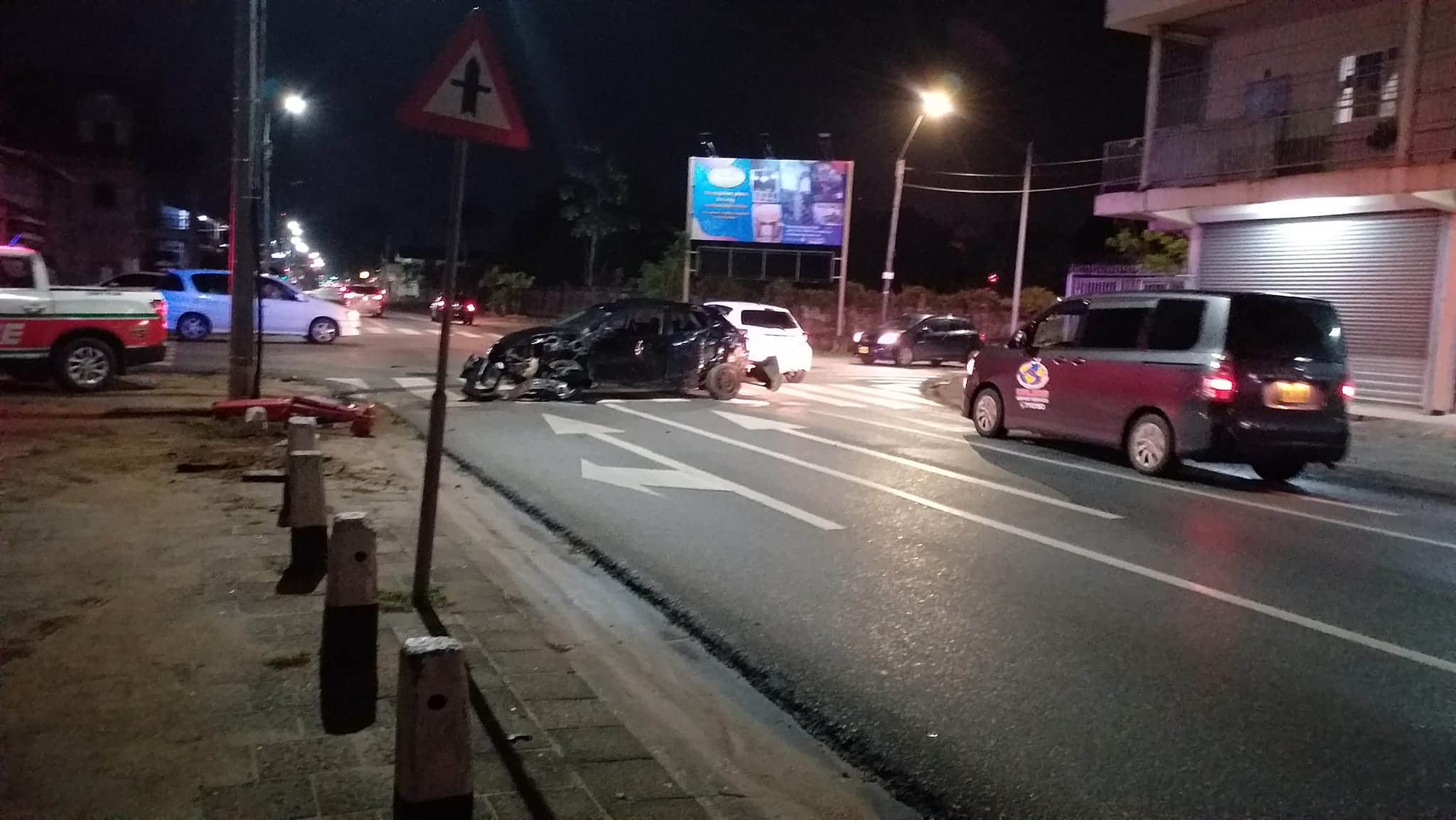 Racende autobestuurder rijdt schutting kerk kapot