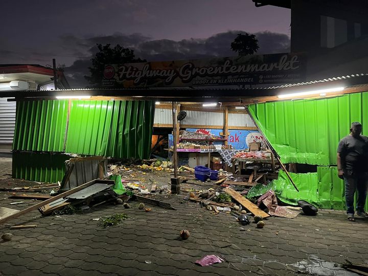 Pick-upbestuurder verliest controle over stuur en rijdt Highway Groentenmarkt kapot