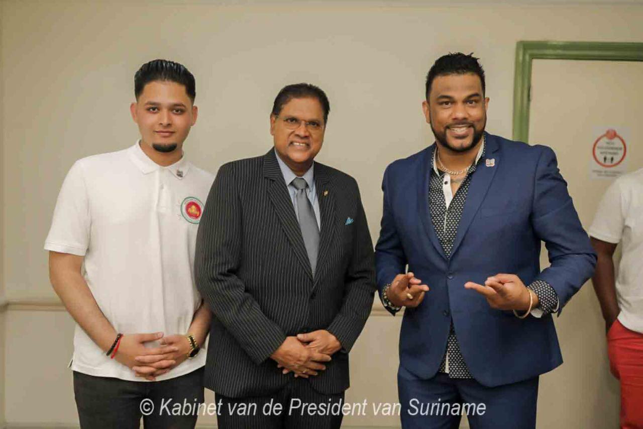 Artiesten Shivam Rajaram en Raymond Ramnarine brengen beleefdheidsbezoek aan president Santokhi