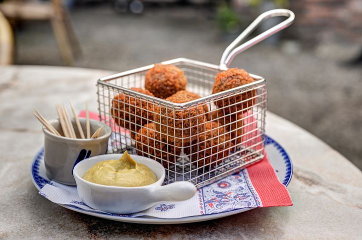 Personen met  koemelk of gerstallergie moeten Mora rundvleesbitterballen niet eten, er zit kaas in