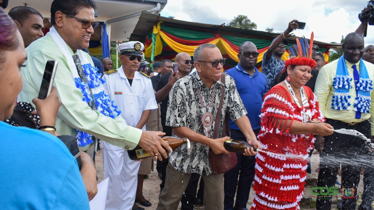 Ceremoniële ingebruikname drinkwaterinstallatie in Inheems dorp Cassipora