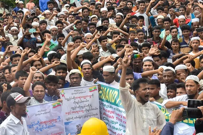 Massaprotest duizenden Rohingya-vluchtelingen in Bangladesh: wij willen naar huis