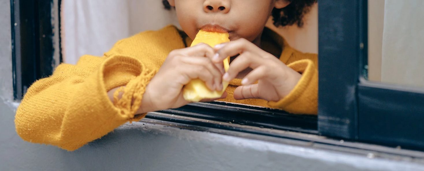 Meisje (5) vraagt op ‘lastige wijze’ tijdens eten om mango en wordt door boze oom omgebracht