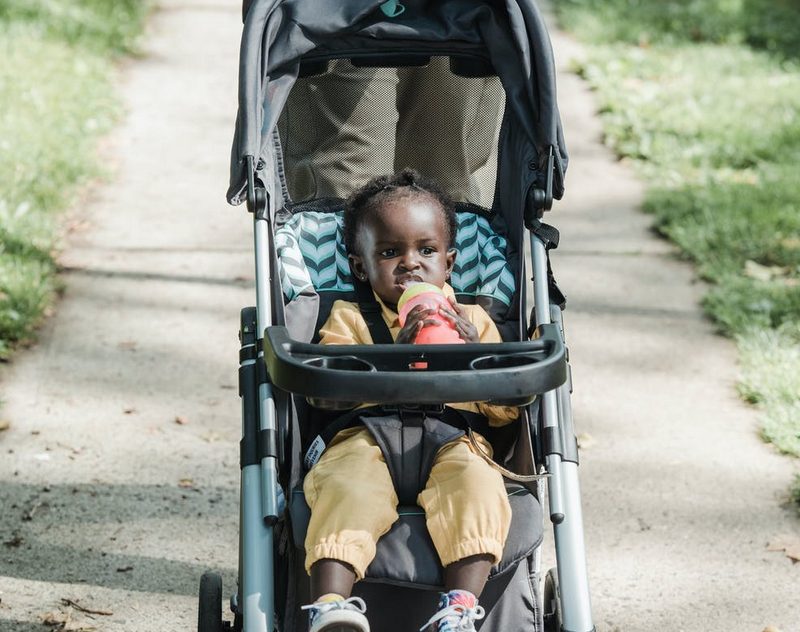 Moeder van baby en peuter wordt uitgescholden na kopen verdovende middelen